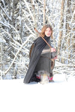 Defender'ı posta zırh genç savaşçı