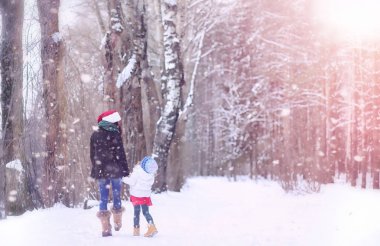Bir kış masal, genç bir anne ve kızı bir kızak sürmek