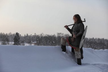 Defender'ı posta zırh genç savaşçı