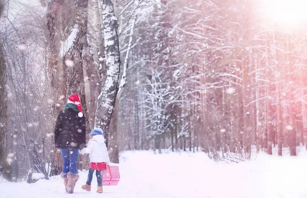 Un cuento de hadas de invierno, una joven madre y su hija montan en un trineo — Foto de Stock