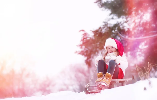 Um conto de fadas de inverno, uma jovem mãe e sua filha montam um trenó — Fotografia de Stock