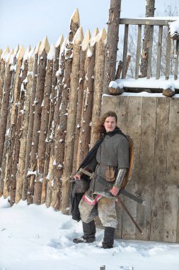 Defender'ı posta zırh genç savaşçı