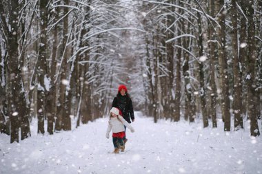 Bir kış masal, genç bir anne ve kızı bir kızak sürmek