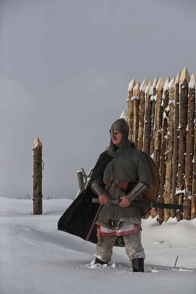 Défenseur le jeune guerrier en armure de courrier — Photo