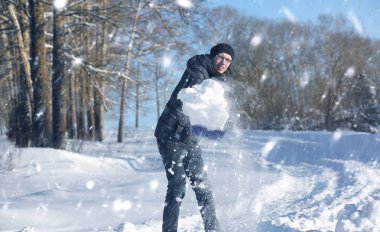 adam yoldan kürekle kar karlı kış aylarında kaldırmak 