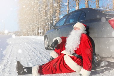 Noel Baba hediyeleri ile açık gelir. Noel Baba kırmızı bir SÜ