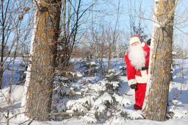 Noel Baba hediyeleri ile dışarıdan geliyor. Noel Baba kırmızı bir SÜ