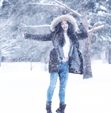 Güzel kızı güzel kış kar