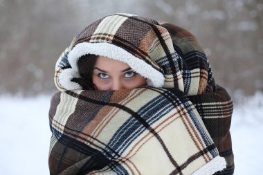 Güzel bir kış parkta güzel kız