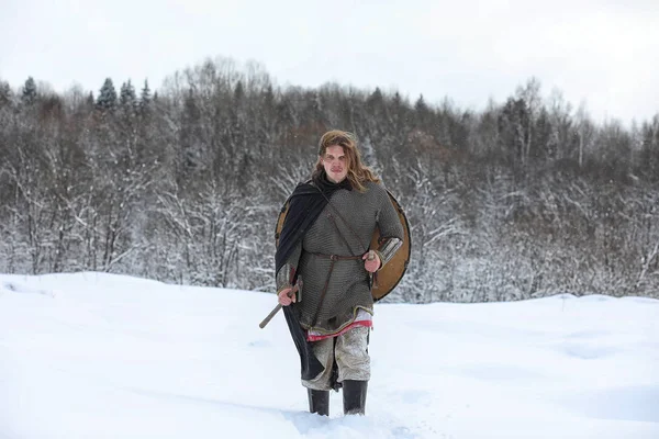 Defender'ı posta zırh genç savaşçı