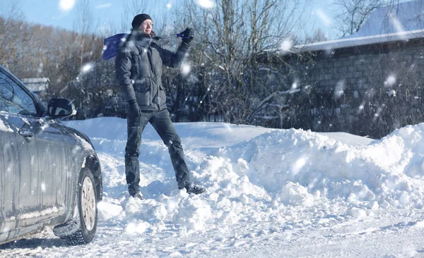 Mężczyzna usuwania śniegu łopatą z drogi w mroźną zimę — Zdjęcie stockowe