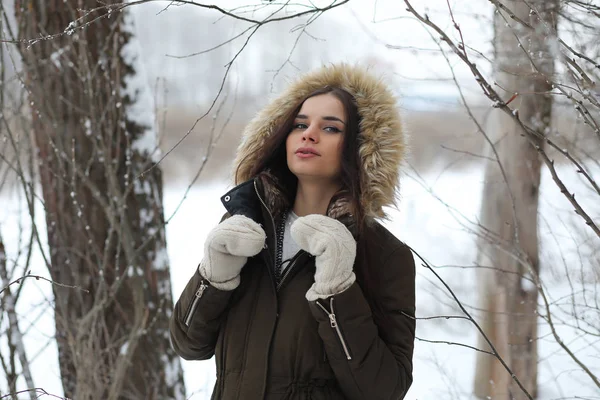Güzel bir kış parkta güzel kız — Stok fotoğraf