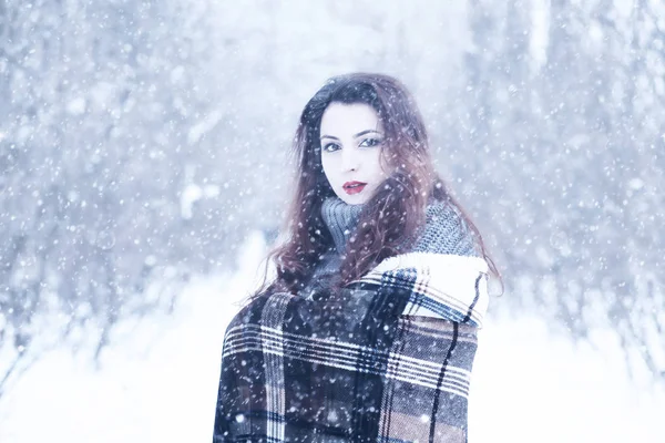 Belle fille dans une belle neige d'hiver — Photo