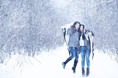 Güzel kızı güzel kış kar