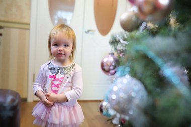 ikiz kız ile genç ailesi