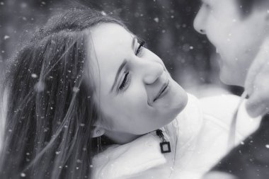 Sevgi dolu bir çift bir kış yürüyüş. Erkek ve kadın bir tarihte