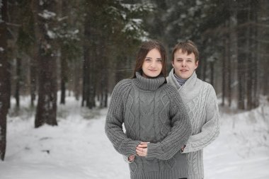 aşıklar bir tarihte kış öğleden sonra kar kar fırtınası çifti