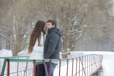 aşıklar bir tarihte kış öğleden sonra kar kar fırtınası çifti
