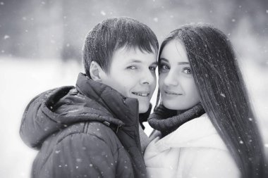 Sevgi dolu bir çift bir kış yürüyüş. Erkek ve kadın bir tarihte