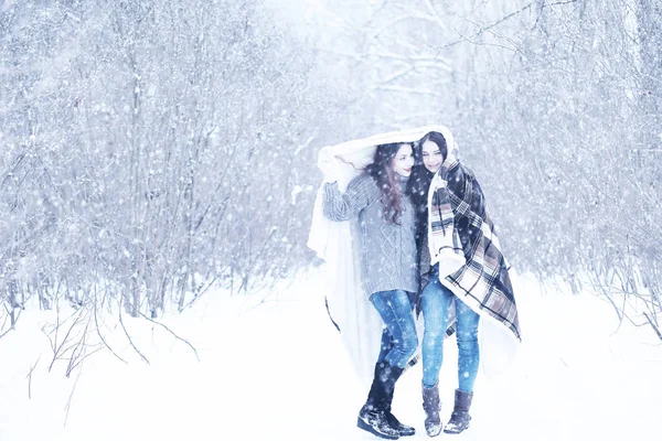 Bella ragazza in una bella neve invernale — Foto Stock