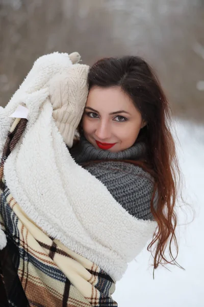 Schöne Mädchen in einem schönen Winterpark — Stockfoto