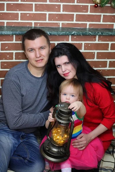 Junge Familie mit Zwillingsmädchen — Stockfoto