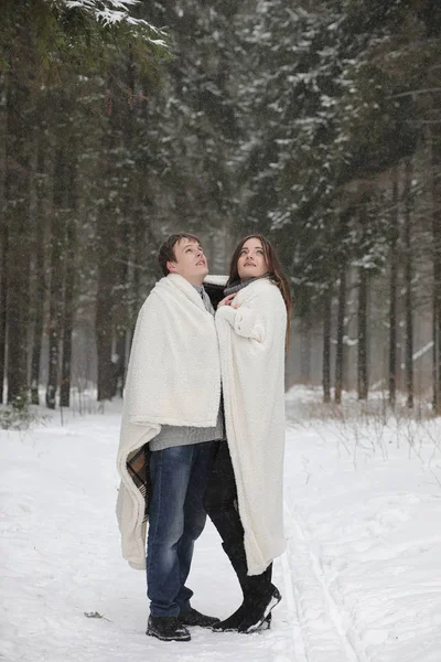 Par älskande på ett datum vinter eftermiddag i en snow blizzard — Stockfoto