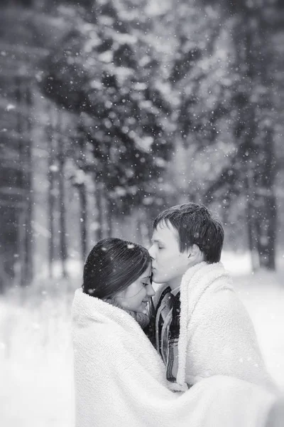 Sevgi dolu bir çift bir kış yürüyüş. Erkek ve kadın bir tarihte — Stok fotoğraf