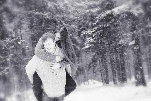 Um casal amoroso numa caminhada de inverno. Homem e mulher em um encontro no — Fotografia de Stock