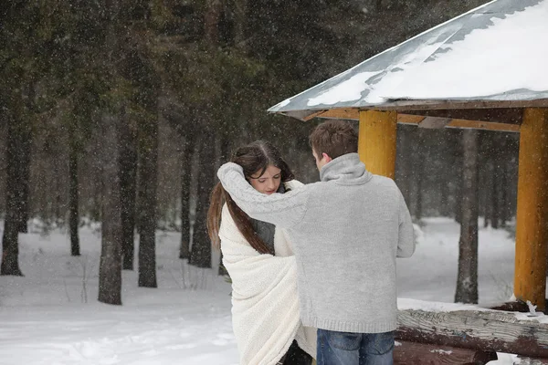Pareja de amantes en una fecha tarde de invierno en una ventisca de nieve — Foto de Stock