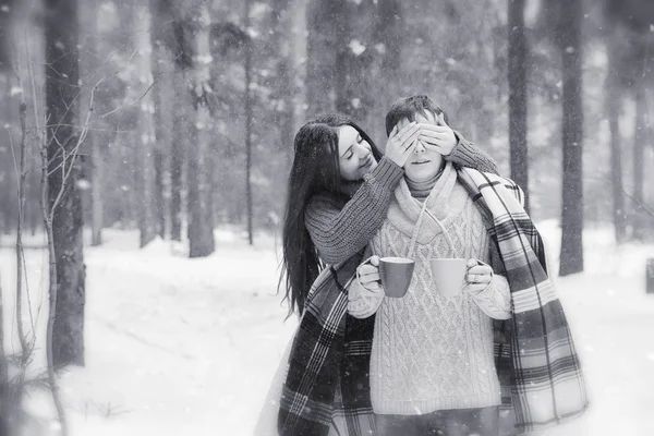 Um casal amoroso numa caminhada de inverno. Homem e mulher em um encontro no — Fotografia de Stock