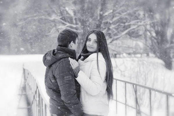 Um casal amoroso numa caminhada de inverno. Homem e mulher em um encontro no — Fotografia de Stock