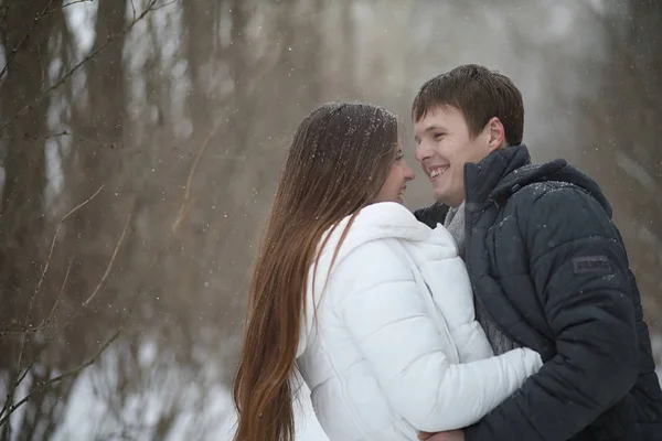 Paire d'amoureux sur une date après-midi d'hiver dans un blizzard de neige — Photo