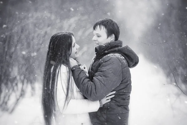 Una pareja cariñosa en un paseo de invierno. Hombre y mujer en una cita en el — Foto de Stock