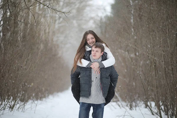 Par älskande på ett datum vinter eftermiddag i en snow blizzard — Stockfoto