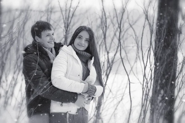 Ett älskande par på en vinterpromenad. Man och kvinna på ett datum i den — Stockfoto