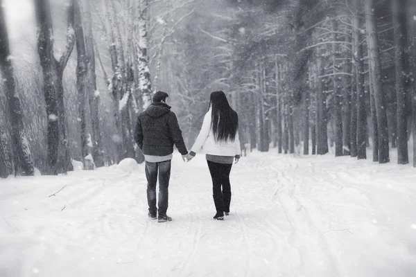 Una pareja cariñosa en un paseo de invierno. Hombre y mujer en una cita en el —  Fotos de Stock