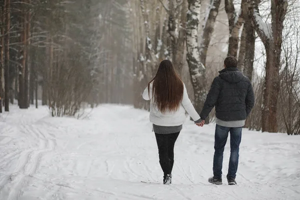 Pareja de amantes en una fecha tarde de invierno en una ventisca de nieve —  Fotos de Stock