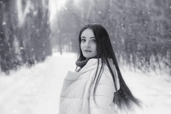 Un couple amoureux lors d'une promenade hivernale. Homme et femme à un rendez-vous dans le — Photo