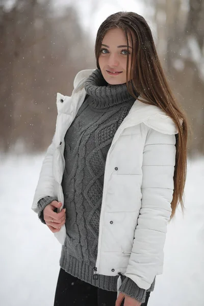 Par de amantes em uma tarde de inverno de data em uma nevasca de neve — Fotografia de Stock