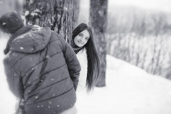 Ett älskande par på en vinterpromenad. Man och kvinna på ett datum i den — Stockfoto