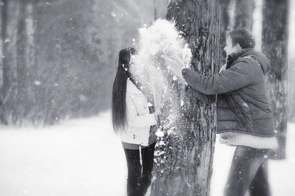 Una pareja cariñosa en un paseo de invierno. Hombre y mujer en una cita en el —  Fotos de Stock