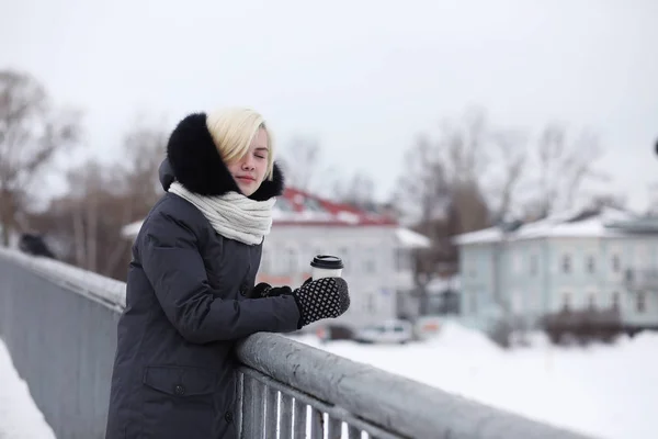 Meninas bonitas jovens em um passeio no inverno — Fotografia de Stock