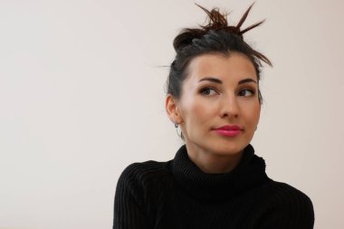 Bir genç kadın görünüm penceresinde