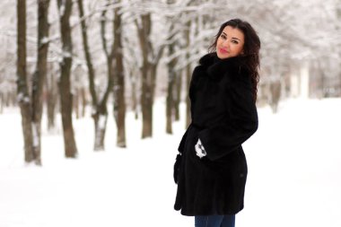 Genç bir çift bir kış Parkta yürümek