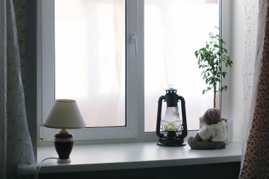 Yeni yılda bir çocuk pencereden görünüyor. Wyatt'a çocuklarıyız