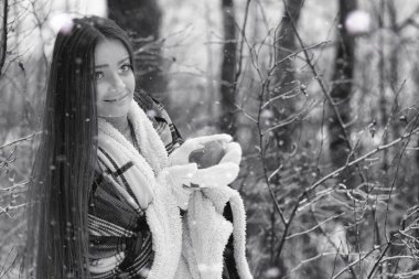 Bir kız bir kış bulutlu günde