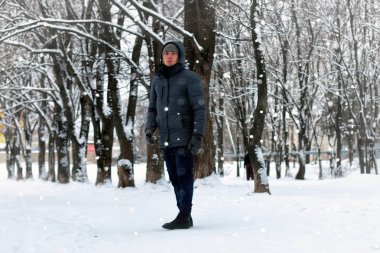 adam sokak kış ağaç kar