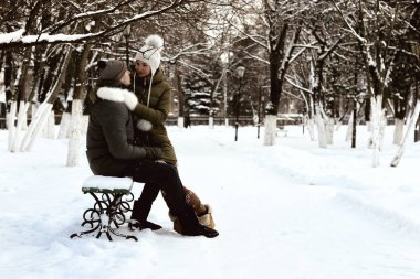 Kışın parkta severler