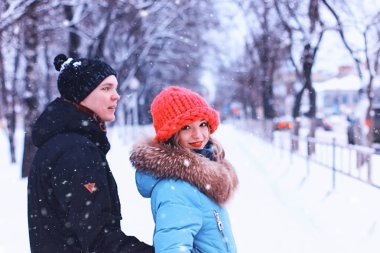 Genç çift yol yürüyüş